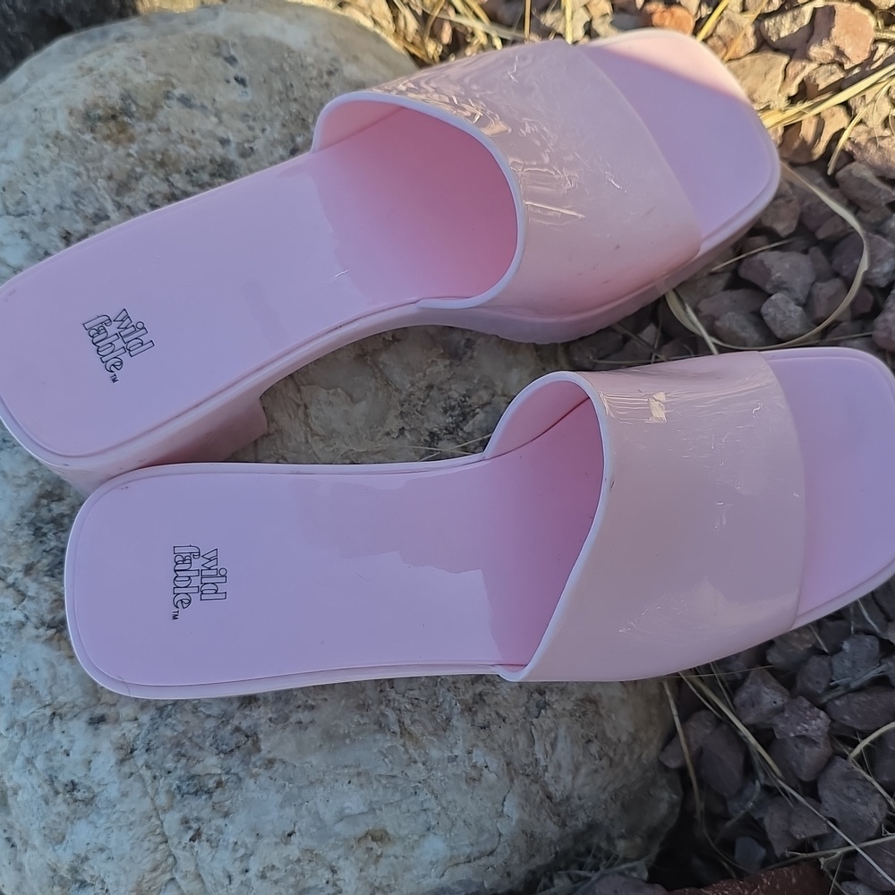 Women’s Wild Fable Macy Mule Heels. Preowned Pink plastic. Ldryrm